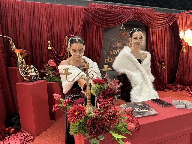 عرض تفاعلى حي  فى معرض المصممين والمصممات فى المنطقة الشرقية يوم 29 من ديسمبر 2025 ، المملكة العربية السعودية، إبراز الهوية والابتكار،  تفاعل مباشر مع الزوار ،  منصة إبداعية للأزياء والتصميم ،أجواء راقية داخل المعرض