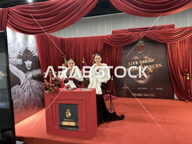 A live interactive show at the Designers and Designers Exhibition in the Eastern Province on December 29, 2025, Saudi Arabia, highlighting identity and innovation, direct interaction with visitors, a creative platform for fashion and design, and an upscale atmosphere inside the exhibition.