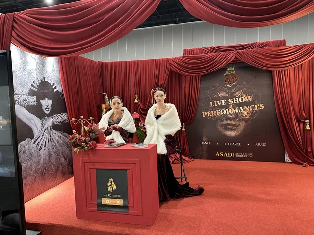 عرض تفاعلى حي  فى معرض المصممين والمصممات فى المنطقة الشرقية يوم 29 من ديسمبر 2025 ، المملكة العربية السعودية، إبراز الهوية والابتكار،  تفاعل مباشر مع الزوار ،  منصة إبداعية للأزياء والتصميم ،أجواء راقية داخل المعرض