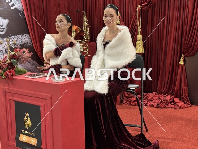 A live interactive show at the Designers and Designers Exhibition in the Eastern Province on December 29, 2025, Saudi Arabia, highlighting identity and innovation, direct interaction with visitors, a creative platform for fashion and design, and an upscale atmosphere inside the exhibition.