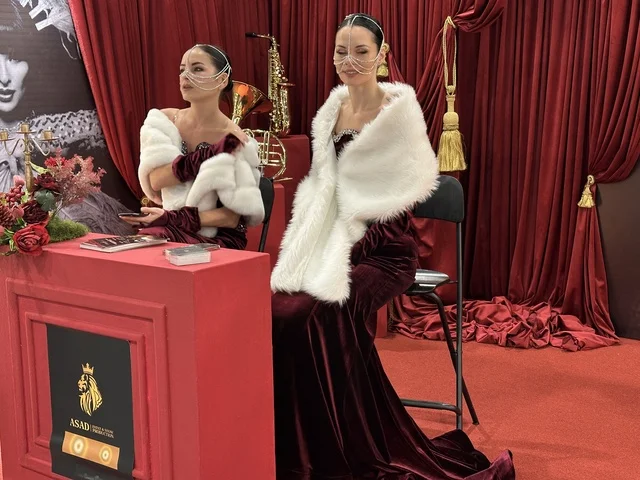 عرض تفاعلى حي  فى معرض المصممين والمصممات فى المنطقة الشرقية يوم 29 من ديسمبر 2025 ، المملكة العربية السعودية، إبراز الهوية والابتكار،  تفاعل مباشر مع الزوار ،  منصة إبداعية للأزياء والتصميم ،أجواء راقية داخل المعرض