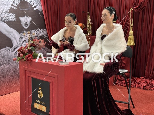 A live interactive show at the Designers and Designers Exhibition in the Eastern Province on December 29, 2025, Saudi Arabia, highlighting identity and innovation, direct interaction with visitors, a creative platform for fashion and design, and an upscale atmosphere inside the exhibition.