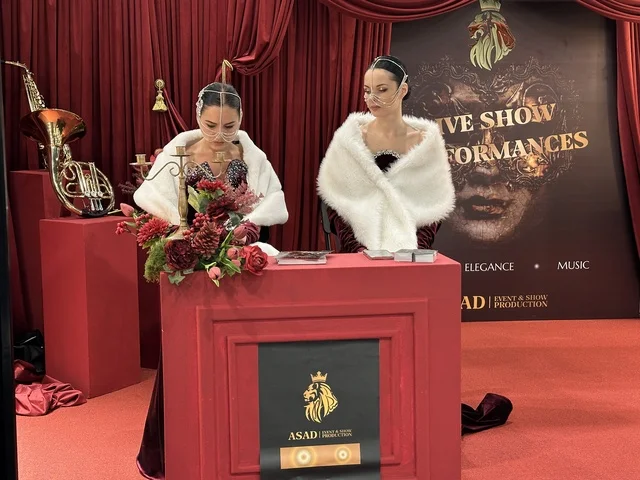 عرض تفاعلى حي  فى معرض المصممين والمصممات فى المنطقة الشرقية يوم 29 من ديسمبر 2025 ، المملكة العربية السعودية، إبراز الهوية والابتكار،  تفاعل مباشر مع الزوار ،  منصة إبداعية للأزياء والتصميم ،أجواء راقية داخل المعرض