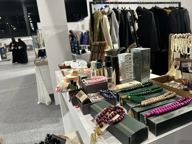 أحدث صيحات الموضة والإكسسوارات  فى معرض المصممين والمصممات فى المنطقة الشرقية يوم 29 من ديسمبر 2025 ، المملكة العربية السعودية،  تفاعل مباشر مع الزوار ،  منصة إبداعية للأزياء والتصميم ، إبراز الهوية والابتكار، أجواء راقية داخل المعرض