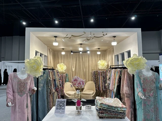 أحدث صيحات الموضة والإكسسوارات  فى معرض المصممين والمصممات فى المنطقة الشرقية يوم 29 من ديسمبر 2025 ، المملكة العربية السعودية،  تفاعل مباشر مع الزوار ،  منصة إبداعية للأزياء والتصميم ، إبراز الهوية والابتكار، أجواء راقية داخل المعرض