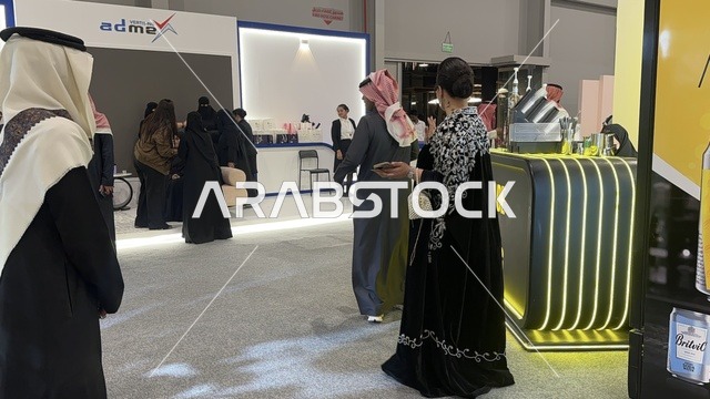 أحدث صيحات الموضة والإكسسوارات  فى معرض المصممين والمصممات فى المنطقة الشرقية يوم 29 من ديسمبر 2025 ، المملكة العربية السعودية،  تفاعل مباشر مع الزوار ،  منصة إبداعية للأزياء والتصميم ، إبراز الهوية والابتكار، أجواء راقية داخل المعرض