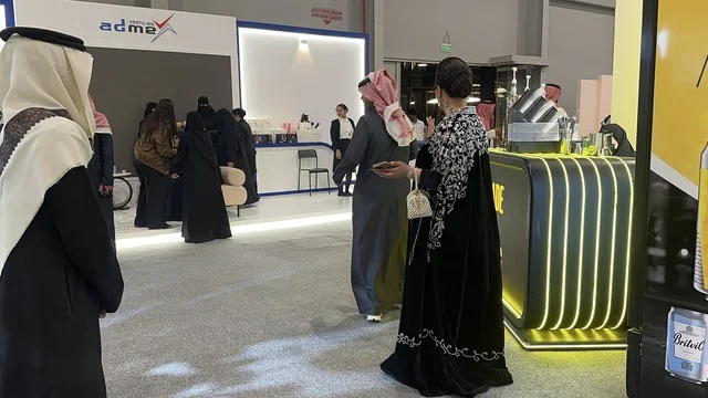 أحدث صيحات الموضة والإكسسوارات  فى معرض المصممين والمصممات فى المنطقة الشرقية يوم 29 من ديسمبر 2025 ، المملكة العربية السعودية،  تفاعل مباشر مع الزوار ،  منصة إبداعية للأزياء والتصميم ، إبراز الهوية والابتكار، أجواء راقية داخل المعرض