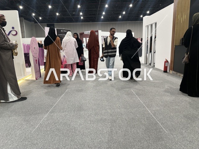 تفاعل الزوار فى معرض المصممين والمصممات فى المنطقة الشرقية يوم 29 من ديسمبر 2025 ، المملكة العربية السعودية، منصة إبداعية للأزياء والتصميم ، إبراز الهوية والابتكار،  أحدث صيحات الموضة والإكسسوارات  ، أجواء راقية داخل المعرض