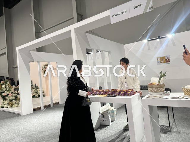 تفاعل الزوار فى معرض المصممين والمصممات فى المنطقة الشرقية يوم 29 من ديسمبر 2025 ، المملكة العربية السعودية، منصة إبداعية للأزياء والتصميم ، إبراز الهوية والابتكار،  أحدث صيحات الموضة والإكسسوارات  ، أجواء راقية داخل المعرض