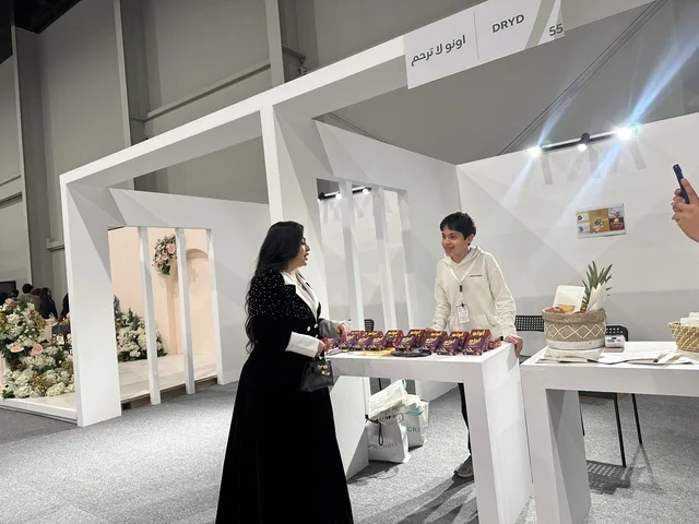 تفاعل الزوار فى معرض المصممين والمصممات فى المنطقة الشرقية يوم 29 من ديسمبر 2025 ، المملكة العربية السعودية، منصة إبداعية للأزياء والتصميم ، إبراز الهوية والابتكار،  أحدث صيحات الموضة والإكسسوارات  ، أجواء راقية داخل المعرض