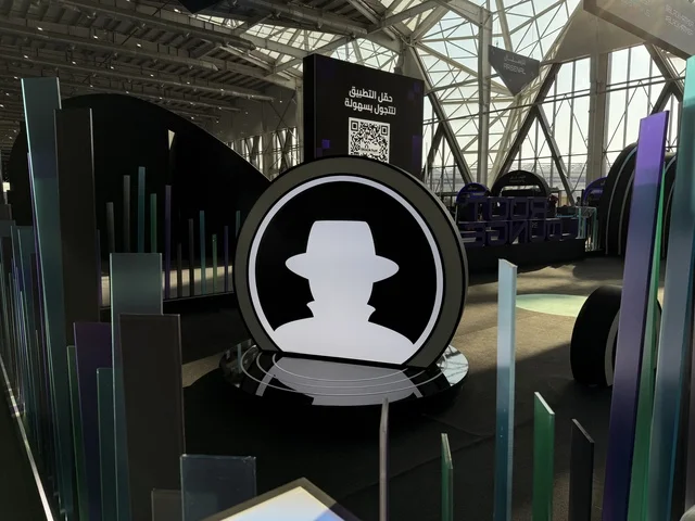 لقطة داخلية لمنطقة عرض شعار كبير دائري ورمز استجابة سريعة، معرض بلاك هات في مدينة الرياض في المملكة العربية السعودية من 2  ديسمبر حتى ٤  2025 ، نيل جائزة غينيس للأرقام القياسية في نسخة سابقة، اختراق الويب والهندسة العكسية والتحليل الجنائي والتشفير