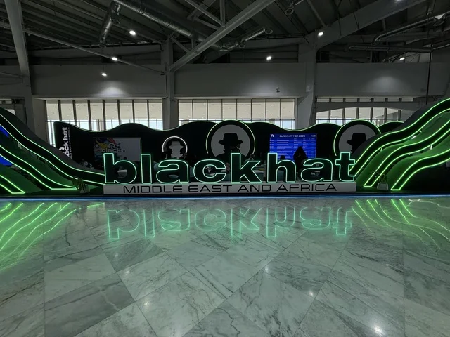 شعار باللون الأخضر خاص بالمؤتمر، معرض بلاك هات في مدينة الرياض في المملكة العربية السعودية من 2 ديسمبر حتى ٤ 2025 ، اختراق الويب والهندسة العكسية والتحليل الجنائي والتشفير، نيل جائزة غينيس للأرقام القياسية في نسخة سابقة