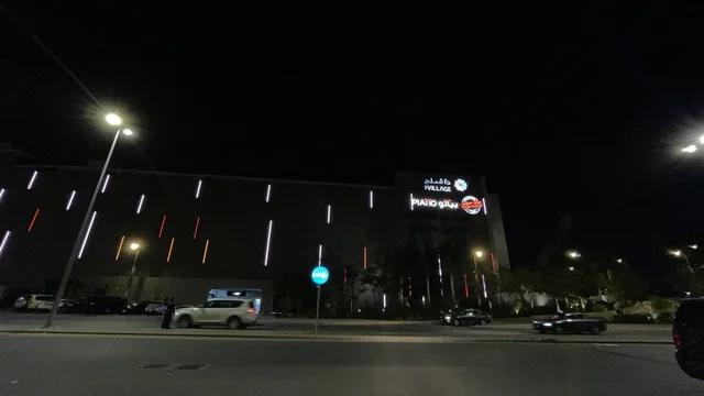 مركز تسوق وترفيه في حي الأصالة شمال مدينة جدة في المملكة العربية السعودية سبتمبر 2025 ، تصميم عصري وماركات عالمية ومحلية،  تجربة تسوق ووجهة ترفيهية متكاملة للعائلات، خيارات التسوق تلبي مختلف الأذواق والاحتياجات