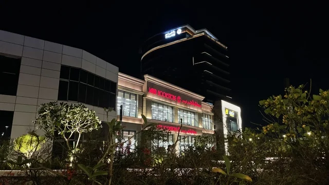 مبنى مركز تسوق وترفيه في حي الأصالة شمال مدينة جدة في المملكة العربية السعودية سبتمبر 2025 ، تصميم عصري وماركات عالمية ومحلية،  تجربة تسوق ووجهة ترفيهية متكاملة للعائلات، خيارات التسوق تلبي مختلف الأذواق والاحتياجات