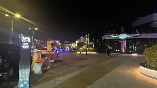 الاهتمام النباتات الخضراء والنظافة في المكان، مركز تسوق وترفيه في حي الأصالة شمال مدينة جدة في المملكة العربية السعودية سبتمبر 2025 ، تصميم عصري وماركات عالمية ومحلية،  تجربة تسوق ووجهة ترفيهية متكاملة للعائلات، خيارات التسوق تلبي مختلف الأذواق والاحتياجات