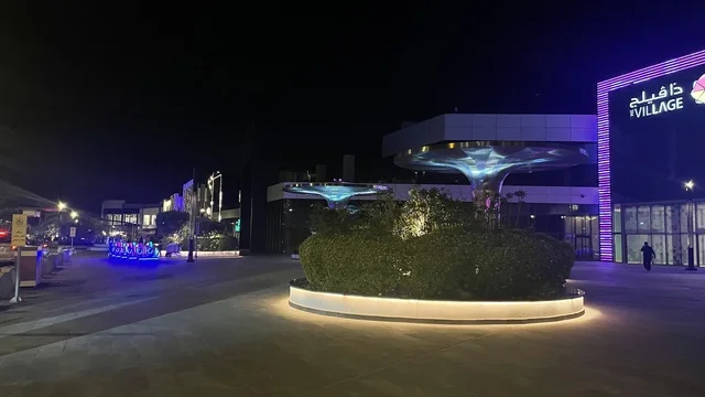 الاهتمام النباتات الخضراء والنظافة في المكان، مركز تسوق وترفيه في حي الأصالة شمال مدينة جدة في المملكة العربية السعودية سبتمبر 2025 ، تصميم عصري وماركات عالمية ومحلية،  تجربة تسوق ووجهة ترفيهية متكاملة للعائلات، خيارات التسوق تلبي مختلف الأذواق والاحتياجات