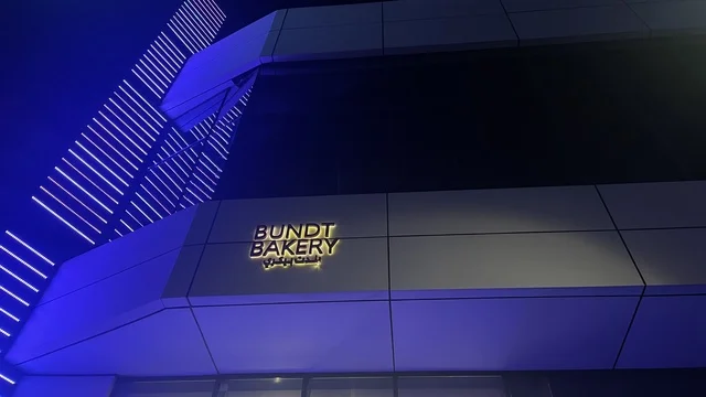 مخبز بندت يقدم كيك إنجليزي بقوالب بندت، مركز تسوق في حي الأصالة شمال مدينة جدة في المملكة العربية السعودية سبتمبر 2025 ، تجربة تسوق ووجهة ترفيهية متكاملة للعائلة، تصميم عصري وماركات عالمية ومحلية