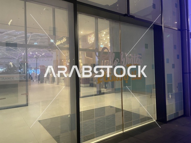 بوابة المول مكتوب عليها نص اهلا بالشتاء، مركز تسوق في حي الأصالة شمال مدينة جدة في المملكة العربية السعودية سبتمبر 2025 ، تجربة تسوق ووجهة ترفيهية متكاملة للعائلة، تصميم عصري وماركات عالمية ومحلية