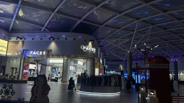 وجوه متجر رائد في بيع مستحضرات التجميل، مركز تسوق في حي الأصالة شمال مدينة جدة في المملكة العربية السعودية سبتمبر 2025 ، تجربة تسوق ووجهة ترفيهية متكاملة للعائلة، تصميم عصري وماركات عالمية ومحلية