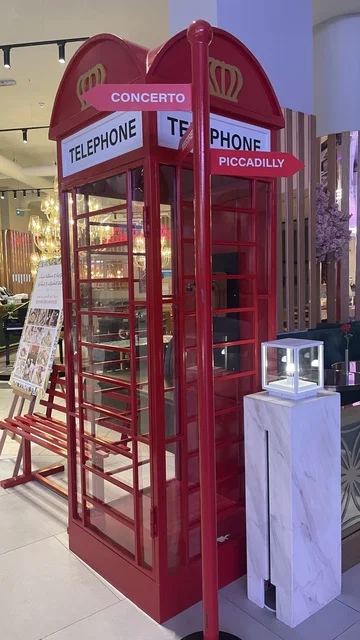 كشك هاتف أحمر مزخرف على طراز لندن، مركز تسوق في حي الأصالة شمال مدينة جدة في المملكة العربية السعودية سبتمبر 2025 ، تجربة تسوق ووجهة ترفيهية متكاملة للعائلة، تصميم عصري وماركات عالمية ومحلية