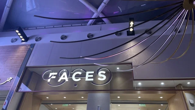 وجوه متجر رائد في بيع مستحضرات التجميل، مركز تسوق في حي الأصالة شمال مدينة جدة في المملكة العربية السعودية سبتمبر 2025 ، تجربة تسوق ووجهة ترفيهية متكاملة للعائلة، تصميم عصري وماركات عالمية ومحلية