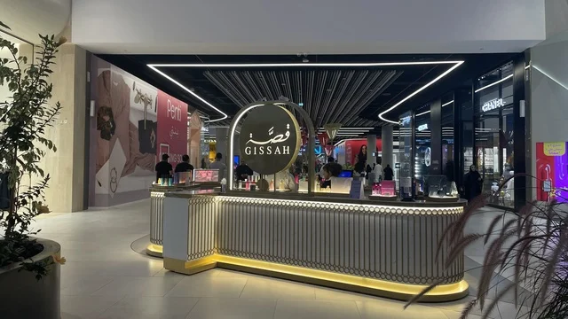 قصة علامة تجارية فاخرة للعطور، مركز تسوق في حي الأصالة شمال مدينة جدة في المملكة العربية السعودية سبتمبر 2025 ، تجربة تسوق ووجهة ترفيهية متكاملة للعائلة، تصميم عصري وماركات عالمية ومحلية