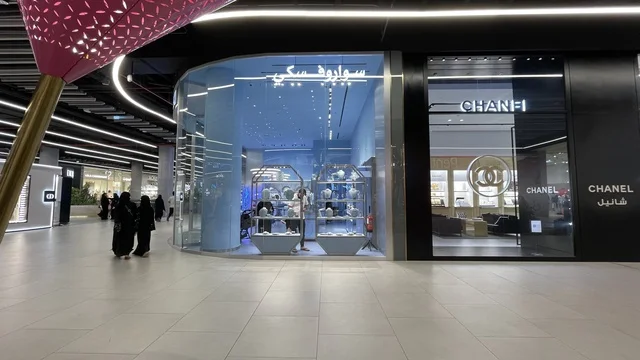 سواروفسكي هي شركة نمساوية متخصصة في صناعة الكريستال، مركز تسوق في حي الأصالة شمال مدينة جدة في المملكة العربية السعودية سبتمبر 2025 ، تجربة تسوق ووجهة ترفيهية متكاملة للعائلة، تصميم عصري وماركات عالمية ومحلية