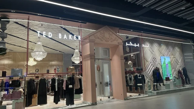 تيد بيكرعلامة تجارية بريطانية للملابس والإكسسوارات، مركز تسوق في حي الأصالة شمال مدينة جدة في المملكة العربية السعودية سبتمبر 2025 ، تجربة تسوق ووجهة ترفيهية متكاملة للعائلة، تصميم عصري وماركات عالمية ومحلية