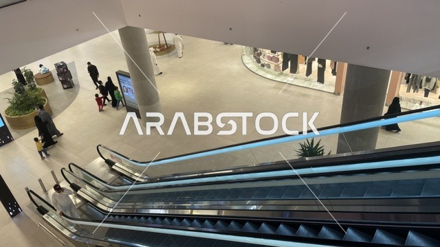 السلالم المتحركة وسيلة نقل كهربائية لنقل الأشخاص بين الطوابق، مركز تسوق في حي الأصالة شمال مدينة جدة في المملكة العربية السعودية سبتمبر 2025 ، تجربة تسوق ووجهة ترفيهية متكاملة للعائلة، تصميم عصري وماركات عالمية ومحلية