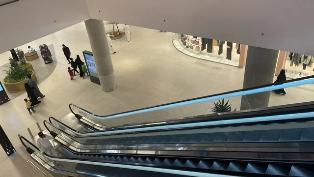 السلالم المتحركة وسيلة نقل كهربائية لنقل الأشخاص بين الطوابق، مركز تسوق في حي الأصالة شمال مدينة جدة في المملكة العربية السعودية سبتمبر 2025 ، تجربة تسوق ووجهة ترفيهية متكاملة للعائلة، تصميم عصري وماركات عالمية ومحلية