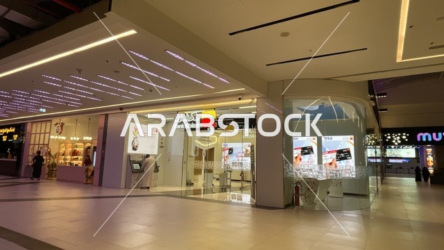 بنك البلادفي مركز تسوق في حي الأصالة شمال مدينة جدة في المملكة العربية السعودية سبتمبر 2025 ، تجربة تسوق ووجهة ترفيهية متكاملة للعائلة، تصميم عصري وماركات عالمية ومحلية