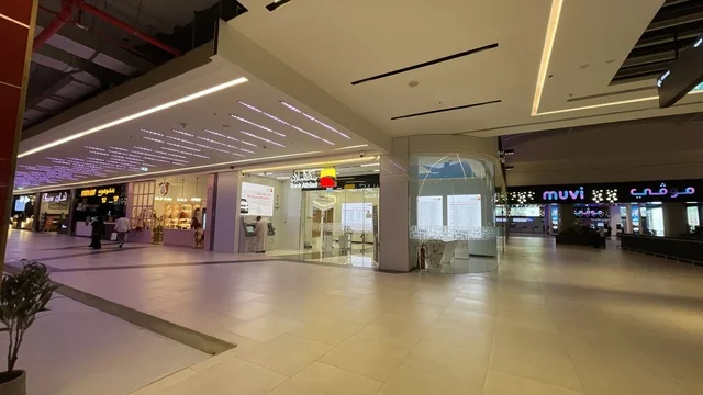 توفر العديد من البنوك بنك البلاد، مركز تسوق في حي الأصالة شمال مدينة جدة في المملكة العربية السعودية سبتمبر 2025 ، تجربة تسوق ووجهة ترفيهية متكاملة للعائلة، تصميم عصري وماركات عالمية ومحلية