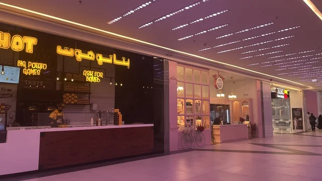 بتاتو هوت يقدم أطباق البطاطس المتنوعة، مركز تسوق في حي الأصالة شمال مدينة جدة في المملكة العربية السعودية سبتمبر 2025 ، تجربة تسوق ووجهة ترفيهية متكاملة للعائلة، تصميم عصري وماركات عالمية ومحلية