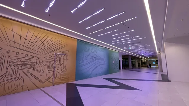 ديكور جدران في مركز تسوق في حي الأصالة شمال مدينة جدة في المملكة العربية السعودية سبتمبر 2025 ، تجربة تسوق ووجهة ترفيهية متكاملة للعائلة، تصميم عصري وماركات عالمية ومحلية