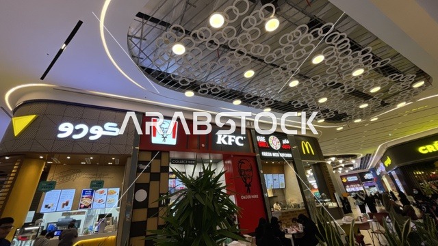 مجموعة مطاعم تقدم الوجبات السريعة ، مركز تسوق في حي الأصالة شمال مدينة جدة في المملكة العربية السعودية سبتمبر 2025 ، تجربة تسوق ووجهة ترفيهية متكاملة للعائلة، تصميم عصري وماركات عالمية ومحلية