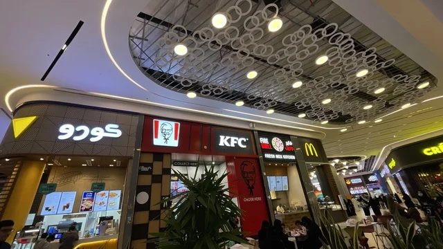 مجموعة مطاعم تقدم الوجبات السريعة ، مركز تسوق في حي الأصالة شمال مدينة جدة في المملكة العربية السعودية سبتمبر 2025 ، تجربة تسوق ووجهة ترفيهية متكاملة للعائلة، تصميم عصري وماركات عالمية ومحلية