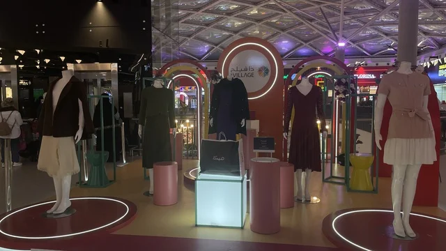 مكان عرض ملابس نسائية داخل مركز تسوق في حي الأصالة شمال مدينة جدة في المملكة العربية السعودية سبتمبر 2025 ، تجربة تسوق ووجهة ترفيهية متكاملة للعائلة، تصميم عصري وماركات عالمية ومحلية