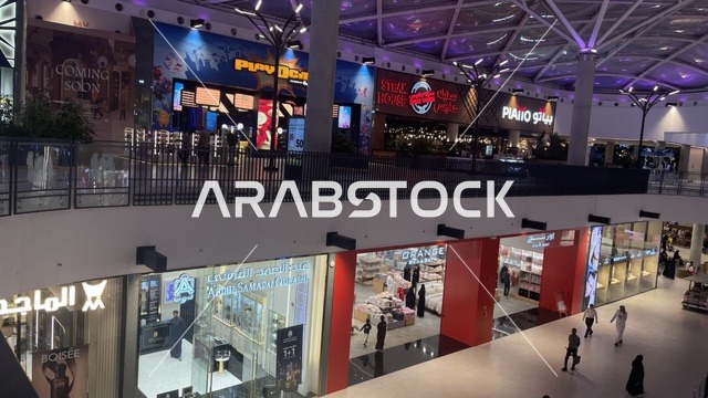 استخدام السلالم الكهربائية للتنقل بين الطوابق، مركز تسوق وترفيه في حي الأصالة شمال مدينة جدة في المملكة العربية السعودية سبتمبر 2025 ، تجربة تسوق ووجهة ترفيهية متكاملة للعائلات، خيارات التسوق تلبي مختلف الأذواق والاحتياجات، تصميم عصري وماركات عالمية ومحلية