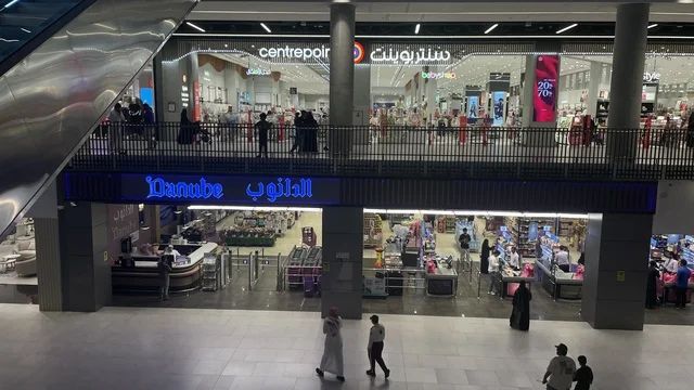 مركز تسوق وترفيه مكون من عدة طوابق في حي الأصالة شمال مدينة جدة في المملكة العربية السعودية سبتمبر 2025 ، تجربة تسوق ووجهة ترفيهية متكاملة للعائلات، خيارات التسوق تلبي مختلف الأذواق والاحتياجات، تصميم عصري وماركات عالمية ومحلية