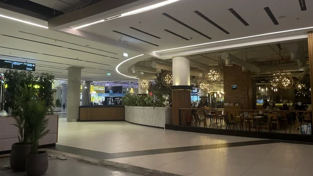 تصميم عصري وماركات عالمية ومحلية، مركز تسوق وترفيه في حي الأصالة شمال مدينة جدة في المملكة العربية السعودية سبتمبر 2025 ، تجربة تسوق ووجهة ترفيهية متكاملة للعائلات، خيارات التسوق تلبي مختلف الأذواق والاحتياجات