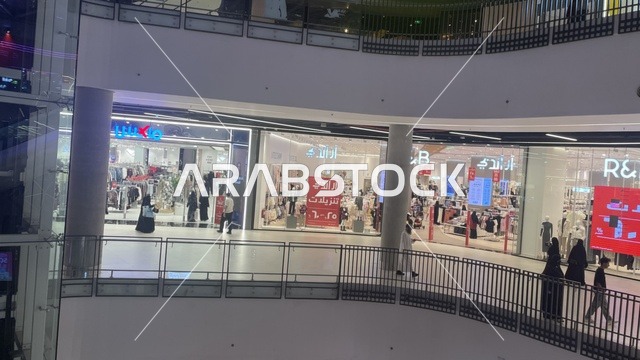 مركز تسوق وترفيه مكون من عدة طوابق في حي الأصالة شمال مدينة جدة في المملكة العربية السعودية سبتمبر 2025 ، تجربة تسوق ووجهة ترفيهية متكاملة للعائلات، خيارات التسوق تلبي مختلف الأذواق والاحتياجات، تصميم عصري وماركات عالمية ومحلية