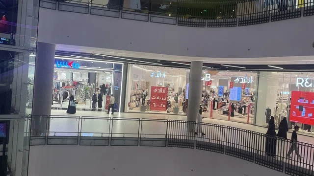 مركز تسوق وترفيه مكون من عدة طوابق في حي الأصالة شمال مدينة جدة في المملكة العربية السعودية سبتمبر 2025 ، تجربة تسوق ووجهة ترفيهية متكاملة للعائلات، خيارات التسوق تلبي مختلف الأذواق والاحتياجات، تصميم عصري وماركات عالمية ومحلية