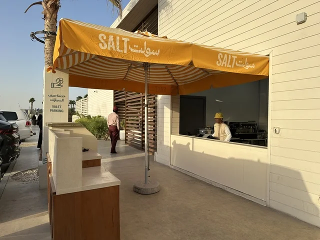 مطعم سولت  يقدم خدمة الطلبات الخارجية أو الوجبات السريعة، سولت البحر وجهة ترفيهية وشاطئية عائلية تقع على طريق الكورنيش في الخبر في المملكة العربية السعودية، تجديدات إضافية وتطويرات في 3  يناير 2026، مكان صديق للحيوانات الأليفة