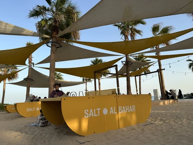 طاولات التنس  في سولت البحر وجهة ترفيهية وشاطئية عائلية تقع على طريق الكورنيش في الخبر في المملكة العربية السعودية، تجديدات إضافية وتطويرات في 3  يناير 2026، مكان صديق للحيوانات الأليفة