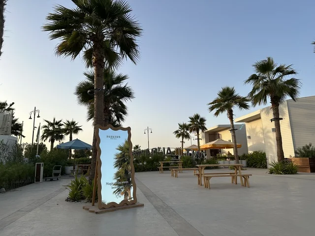 أجواء هادئة وجهة لتناول الطعام والاسترخاء على البحر، سولت البحر وجهة ترفيهية وشاطئية عائلية تقع على طريق الكورنيش في الخبر في المملكة العربية السعودية، تجديدات إضافية وتطويرات في 3  يناير 2026، أنشطة متنوعة ترامبولين للأطفال، التجديف وطاولات التنس