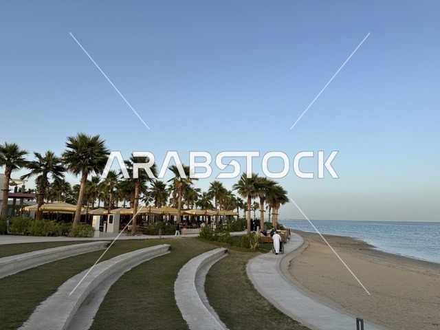 مطعم بأجواء هادئة مع إطلالة على البحر وموسيقى، سولت البحر وجهة ترفيهية وشاطئية عائلية تقع على طريق الكورنيش في الخبر في المملكة العربية السعودية، تجديدات إضافية وتطويرات في 3  يناير 2026، أنشطة متنوعة ترامبولين للأطفال، التجديف وطاولات التنس