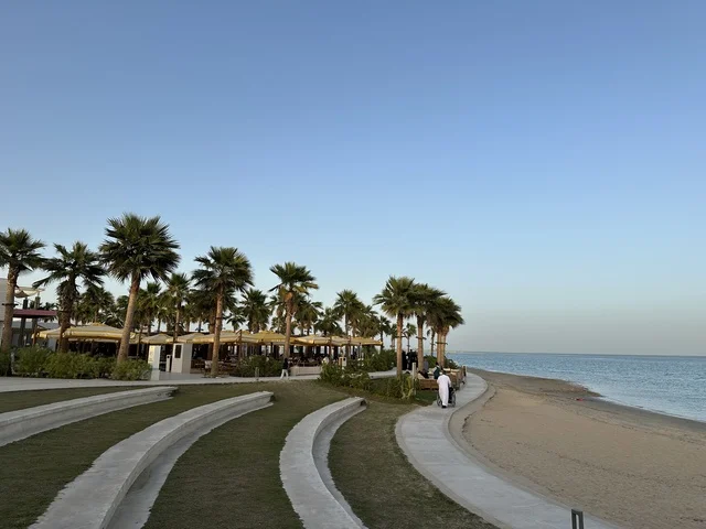 مطعم بأجواء هادئة مع إطلالة على البحر وموسيقى، سولت البحر وجهة ترفيهية وشاطئية عائلية تقع على طريق الكورنيش في الخبر في المملكة العربية السعودية، تجديدات إضافية وتطويرات في 3  يناير 2026، أنشطة متنوعة ترامبولين للأطفال، التجديف وطاولات التنس