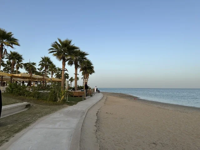 ممشى رملي وسط النخيل، سولت البحر وجهة ترفيهية وشاطئية عائلية تقع على طريق الكورنيش في الخبر في المملكة العربية السعودية، تجديدات إضافية وتطويرات في 3  يناير 2026، أنشطة متنوعة ترامبولين للأطفال، التجديف وطاولات التنس، مكان صديق للحيوانات الأليفة