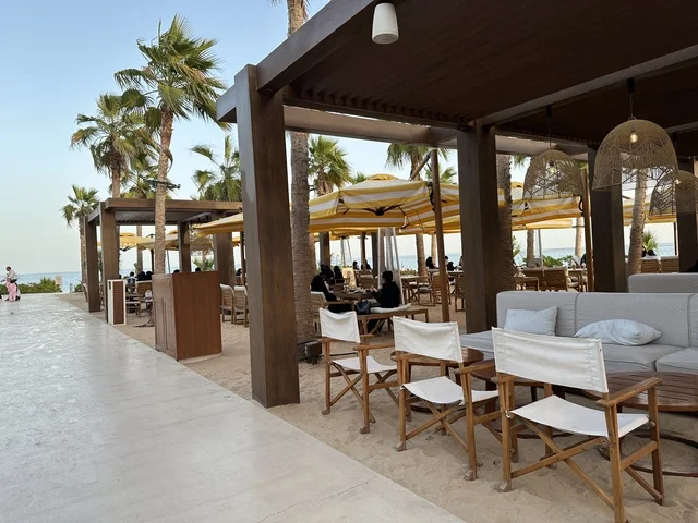 تجديدات إضافية وتطويرات في 3  يناير 2026، جلسات رملية في الهواء الطلق في سولت البحر وجهة ترفيهية وشاطئية عائلية تقع على طريق الكورنيش في الخبر في المملكة العربية السعودية، أنشطة متنوعة ترامبولين للأطفال، التجديف وطاولات التنس، مكان صديق للحيوانات الأليفة