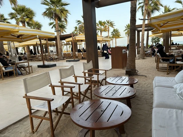 جلسات رملية في الهواء الطلق في سولت البحر وجهة ترفيهية وشاطئية عائلية تقع على طريق الكورنيش في الخبر في المملكة العربية السعودية، تجديدات إضافية وتطويرات في 3  يناير 2026، أنشطة متنوعة ترامبولين للأطفال، التجديف وطاولات التنس، مكان صديق للحيوانات الأليفة